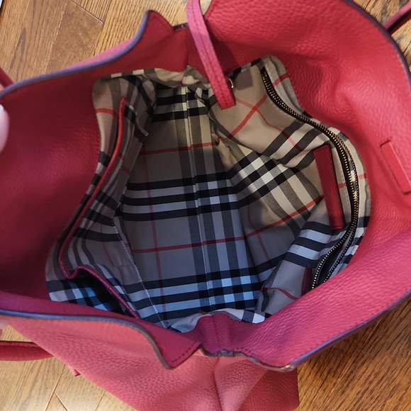 Red leather Burberry purse - Picture 5 of 12